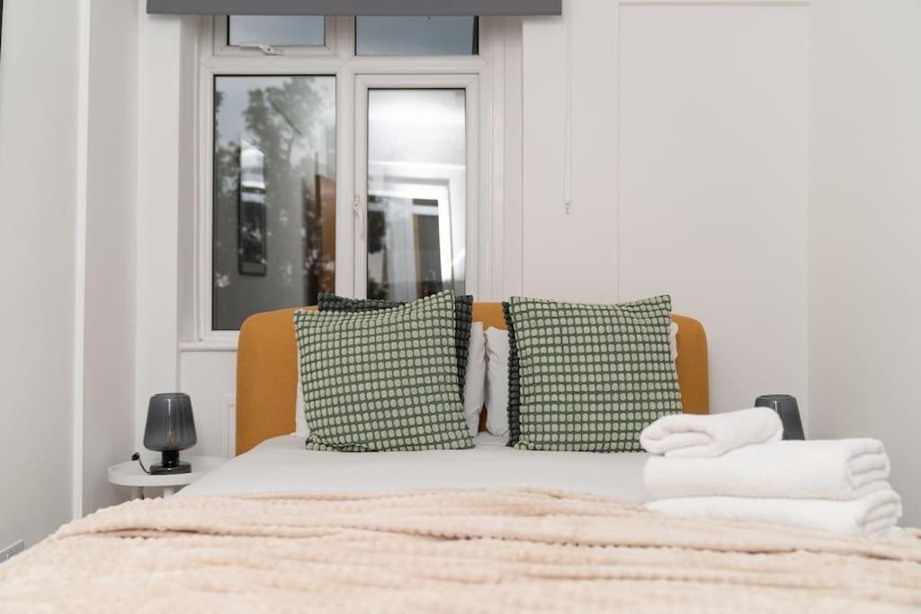 Two Bedroom Apartment By Buonomo Stays Short Lets & Serviced Accommodation In Balham With Balcony London Exterior foto