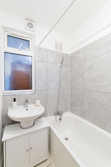 Two Bedroom Apartment By Buonomo Stays Short Lets & Serviced Accommodation In Balham With Balcony London Exterior foto