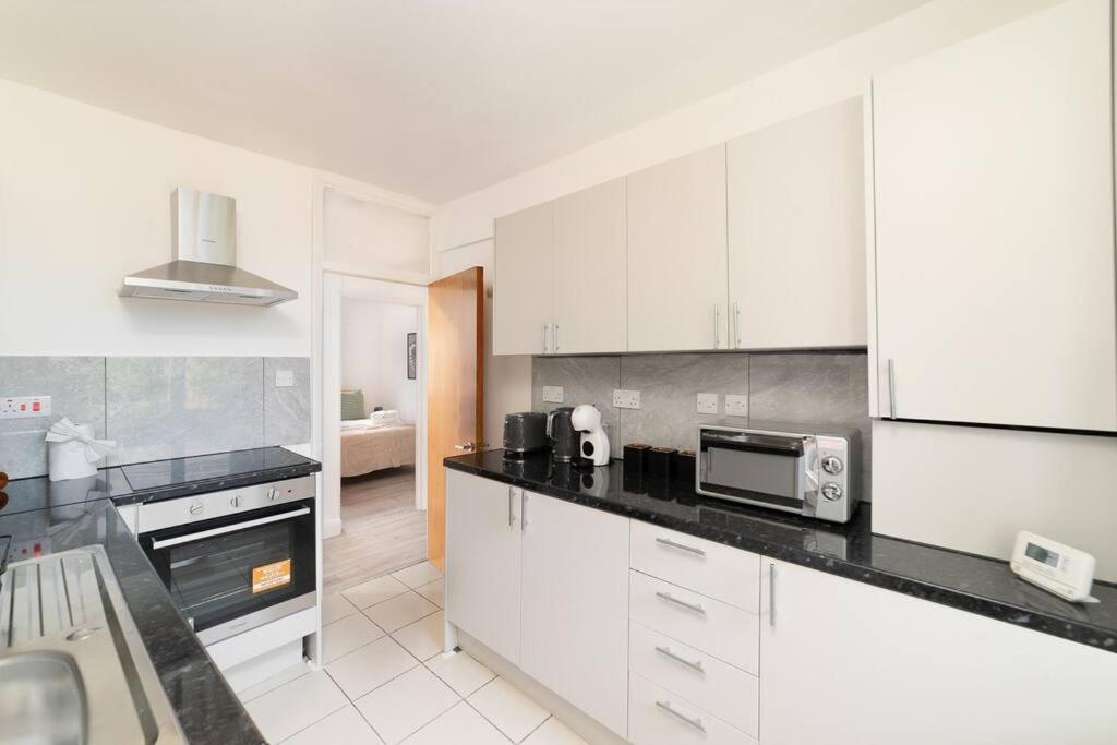Two Bedroom Apartment By Buonomo Stays Short Lets & Serviced Accommodation In Balham With Balcony London Exterior foto