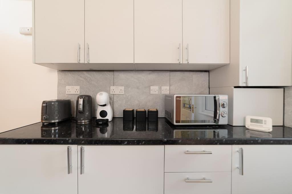 Two Bedroom Apartment By Buonomo Stays Short Lets & Serviced Accommodation In Balham With Balcony London Exterior foto
